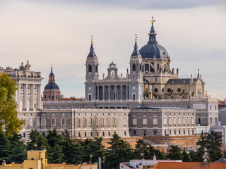 Obraz premium Daleki widok na Pałac Królewski w Madrycie - słynny Palacio Real