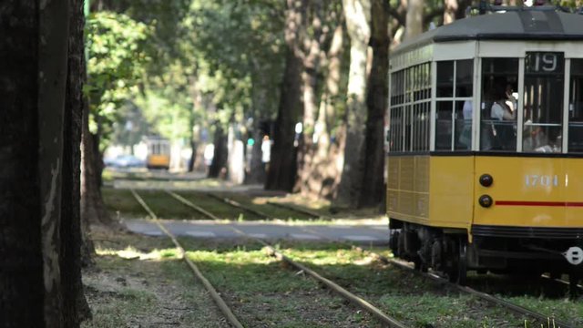 tramvia di Milano in una zona centrale della citt&agrave; con incroci e attraversamenti pedonali