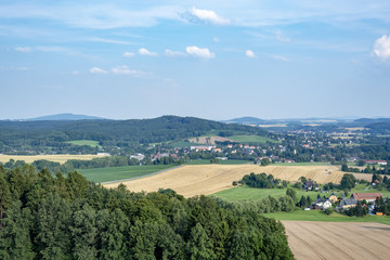 Mittelgebirge mit Häusern und Feldern
