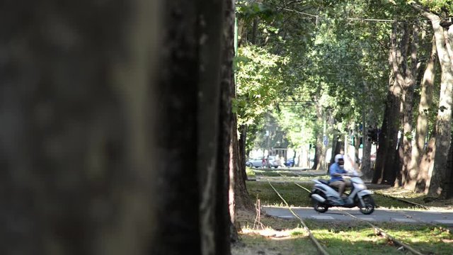 tramvia di Milano in una zona centrale della citt&agrave; con incroci e attraversamenti pedonali