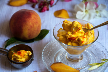 Leckeres Pfirsich-Sorbet mit Pfirsich und Himbeersirup