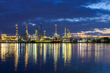 Obraz na płótnie Canvas Oil refinery industry reflection on water