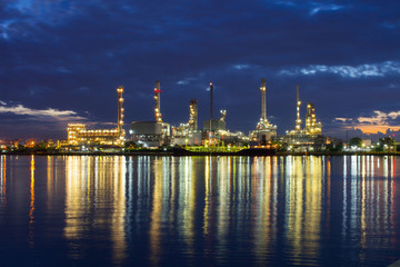 Obraz na płótnie Canvas Oil refinery industry reflection on water