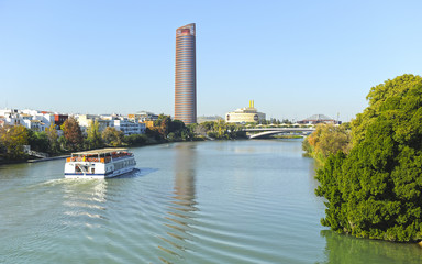 Naklejka premium Paseo turístico en barco por el río Guadalquivir, Sevilla, España