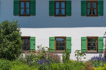 Bauernhaus Fassade, Fenster mit grünen Fensterläden
