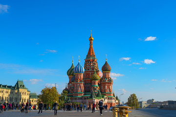 Fototapeta premium MOSKWA - 2 października 2014: Plac Kremla w Moskwie. Cerkiew Wasyla Błogosławionego i Wieża Spasska na Placu Czerwonym w Moskwie
