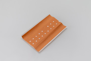 Einzelnes oranges Pflaster isoliert auf weißem Hintergrund