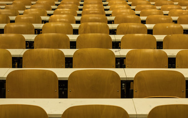 File simmetriche sedie aula scolastica. Istruzione, scuola. Concettuale fine scuola