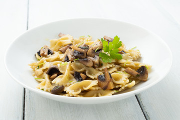 Farfalle ai funghi e prezzemolo 