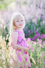 Hübsches süßes Mädchen in einem Lavendelfeld