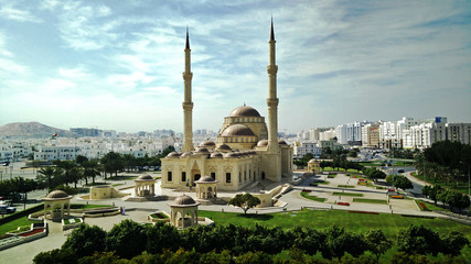 Grand view of Tainur Mosque Muscat Oman - obrazy, fototapety, plakaty