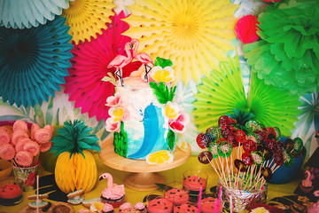 Schöne Torte, dekoriert mit rosa Flamingos	