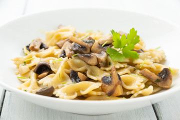 Farfalle ai funghi e prezzemolo 
