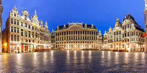 Fototapeta na wymiar Panoramic view of beautiful houses of the Grand Place Square at night in Belgium, Brussels.