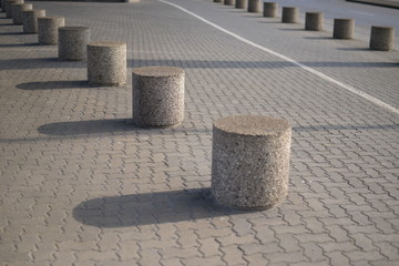 Beton Pfeiler im Straßen Verkehr mit Beton Stein Pflaster