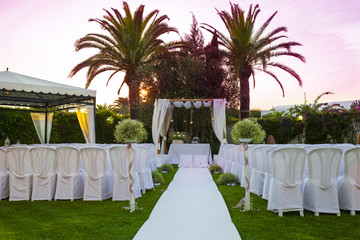 White carpet and chairs for an outdoor wedding