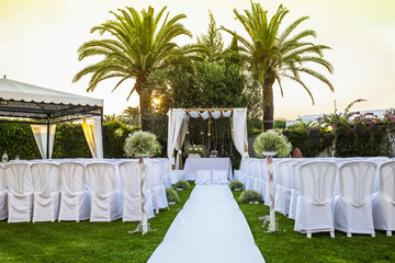 White carpet and chairs for an outdoor wedding