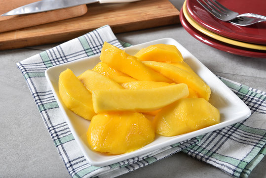 Bowl of juicy sliced mango