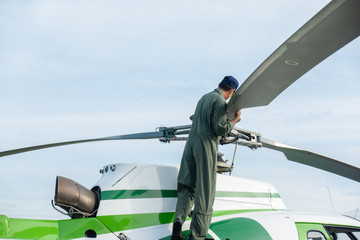 Pilot Check befor flight a helicopter Engine
