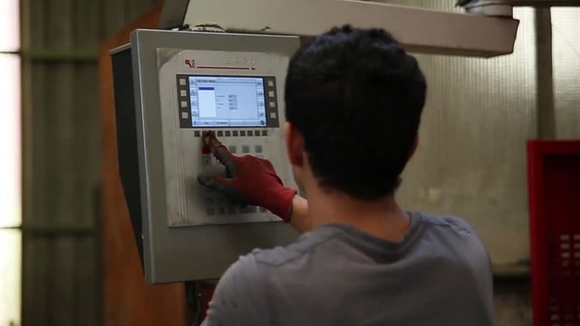 The laser cutting machine controller by CNC program