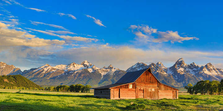 Fototapeta Ta opuszczona, zabytkowa stodoła w Mormon Row ma w tle Grand Tetons. Znajduje się w Jackson Hole w stanie Wyoming i jest wpisany do Krajowego Rejestru Miejsc Historycznych.