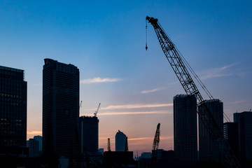 Fototapeta premium (東京都ｰ都市風景)夕焼け空下のクレーン群
