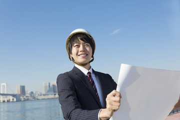 ビジネスマン・ヘルメット・図面を持つ