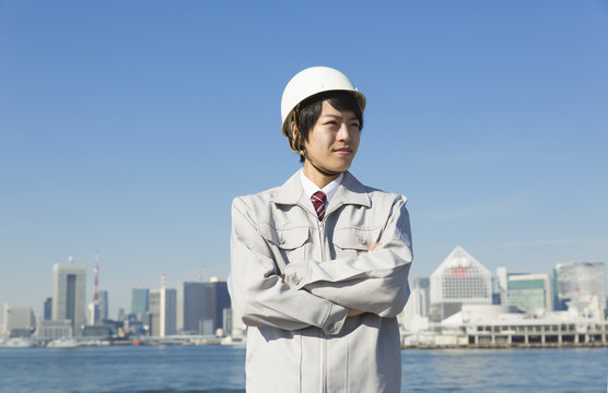 ビジネスマン・腕組み・ヘルメット