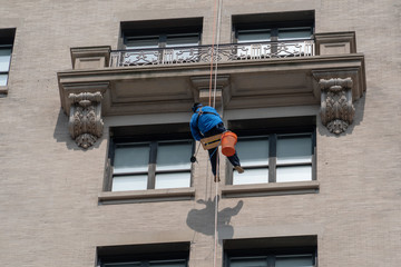 Window cleaners climbing skyscraper in New York