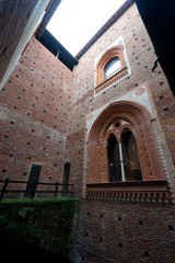 スフォルツェスコ城の中庭