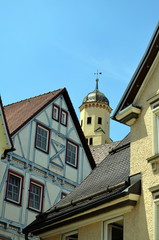 Fototapeta na wymiar Altbauten und Kirchturm in Heidenheims Innenstadt