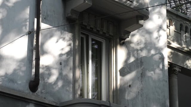 vento e riflessi sulla facciata di un edificio della citt&agrave;
