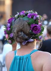 Kobieta ze spiętymi włosami i kolorowym kwiatowym wiankiem na głowie, z tyłu, górna część...