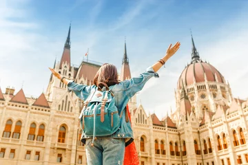 Abwaschbare Fototapete Budapest Fröhliche asiatische lässige Studentin mit herrlichem Blick auf das Parlamentsgebäude in der Stadt Budapest, Reisen in Europa-Konzept