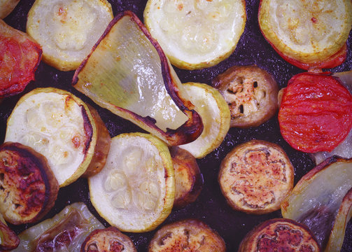 овощи запеченные лежат на противне 