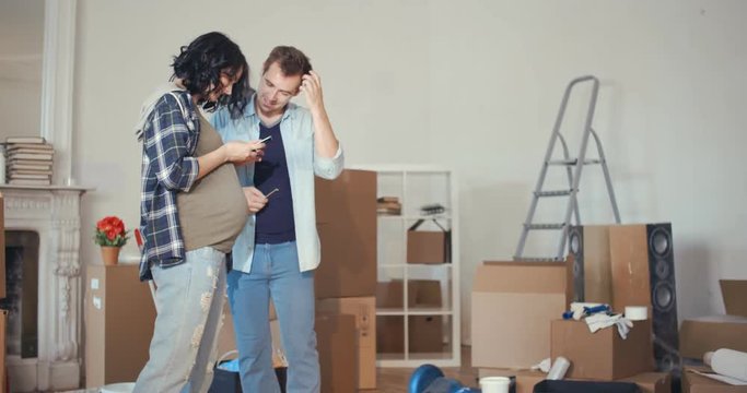 Parents think how to put a crib in a new apartment