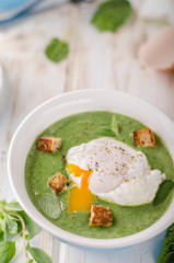Spinach soup with poached egg