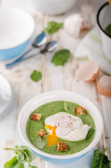 Spinach soup with poached egg