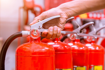 Naklejka premium Close up Fire extinguisher and pulling pin on red tank.