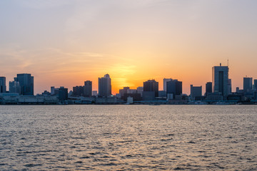 東京湾岸のスカイラインと夕焼け１