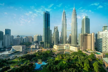 Foto op Plexiglas Stadsgezicht van Kuala Lumpur Panorama bij zonsopgang. Panoramisch beeld van wolkenkrabber in de skyline van Kuala Lumpur, Maleisië met blauwe lucht. © Travel man