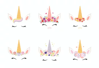  Set van verschillende leuke grappige eenhoorn gezicht cake decoraties. Geïsoleerde objecten op een witte achtergrond. Platte stijl ontwerp. Concept voor kinderen afdrukken. © Maria Skrigan