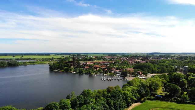 Deutschland, Mecklenburg-Vorpommern , R&ouml;bel, Landkreis  Mecklenburgische Seenplatte, Luftaufnahme,  Blick auf R&ouml;bel und den See M&uuml;ritz