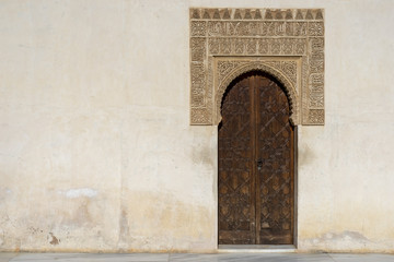 Detalles de la arquitectura de los palacios nazaríes de la alhambra de Granada, España