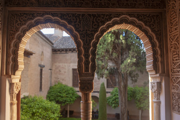 Obraz na płótnie Canvas Detalles de la arquitectura de los palacios nazaríes de la alhambra de Granada, España