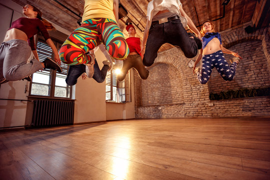modern dancing group practice dancing in jump
