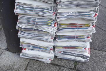 aufgestapelte Tageszeitungen, Hintergrund, Textur