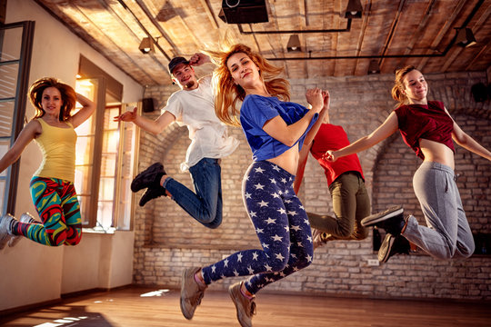 Dancer team - dancer friends jumping during music