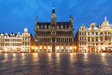 Fototapeta na wymiar Majestic Grand Place Square with King's House or Breadhouse during morning blue hour in Belgium, Brussels