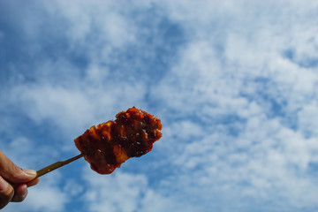 Roast pork in bamboo and The background is the sky.